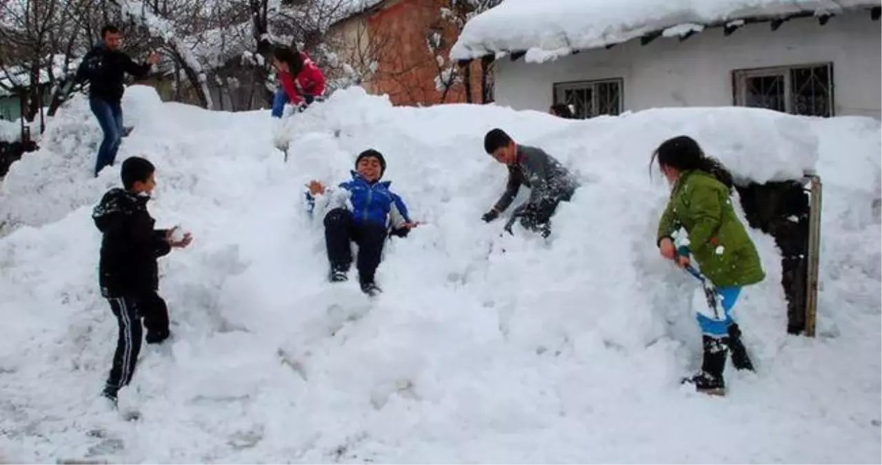 Ağrı ve Erzincan\'da Eğitime Kar Engeli