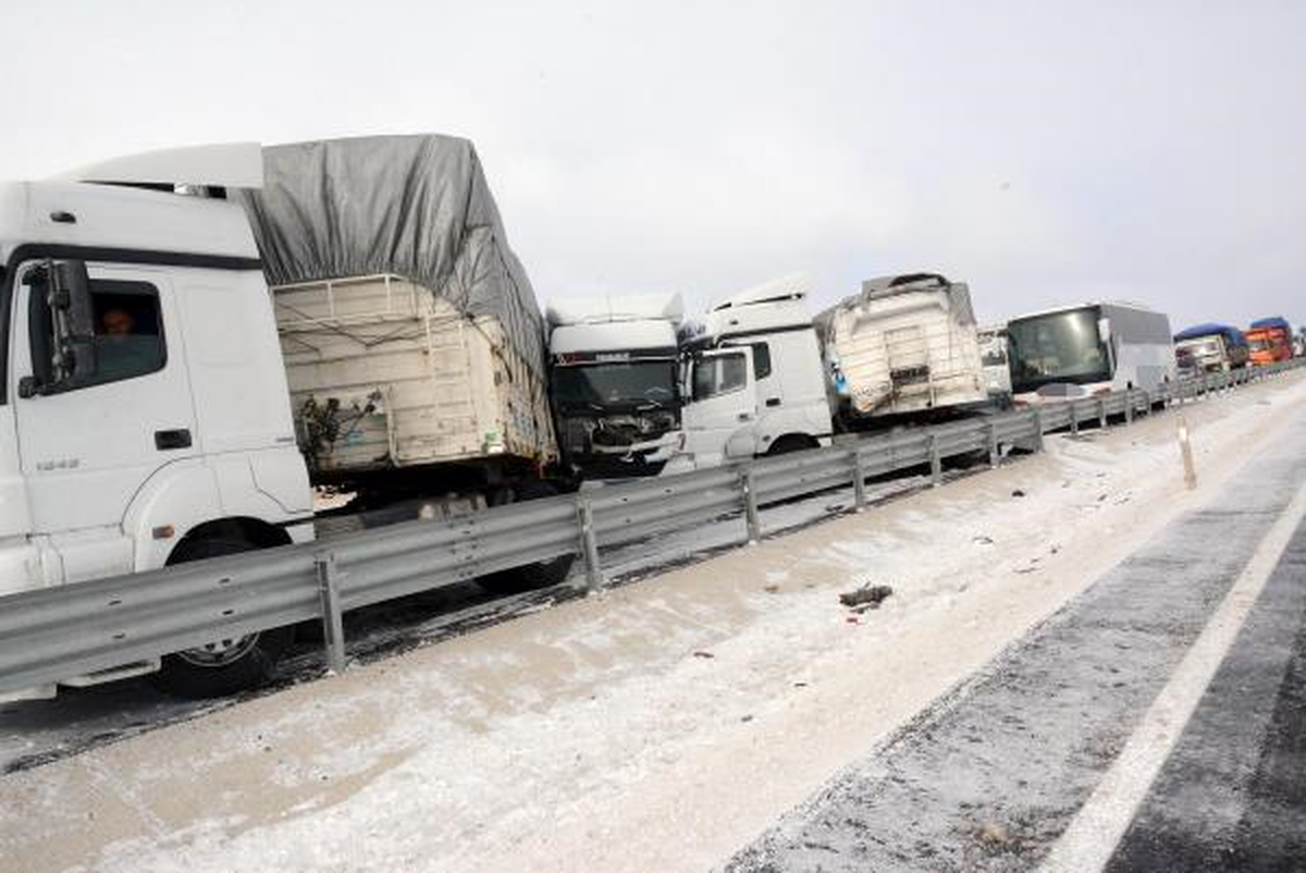 Aksaray\'da 36 Aracın Karıştığı Kazada 41 Yaralı