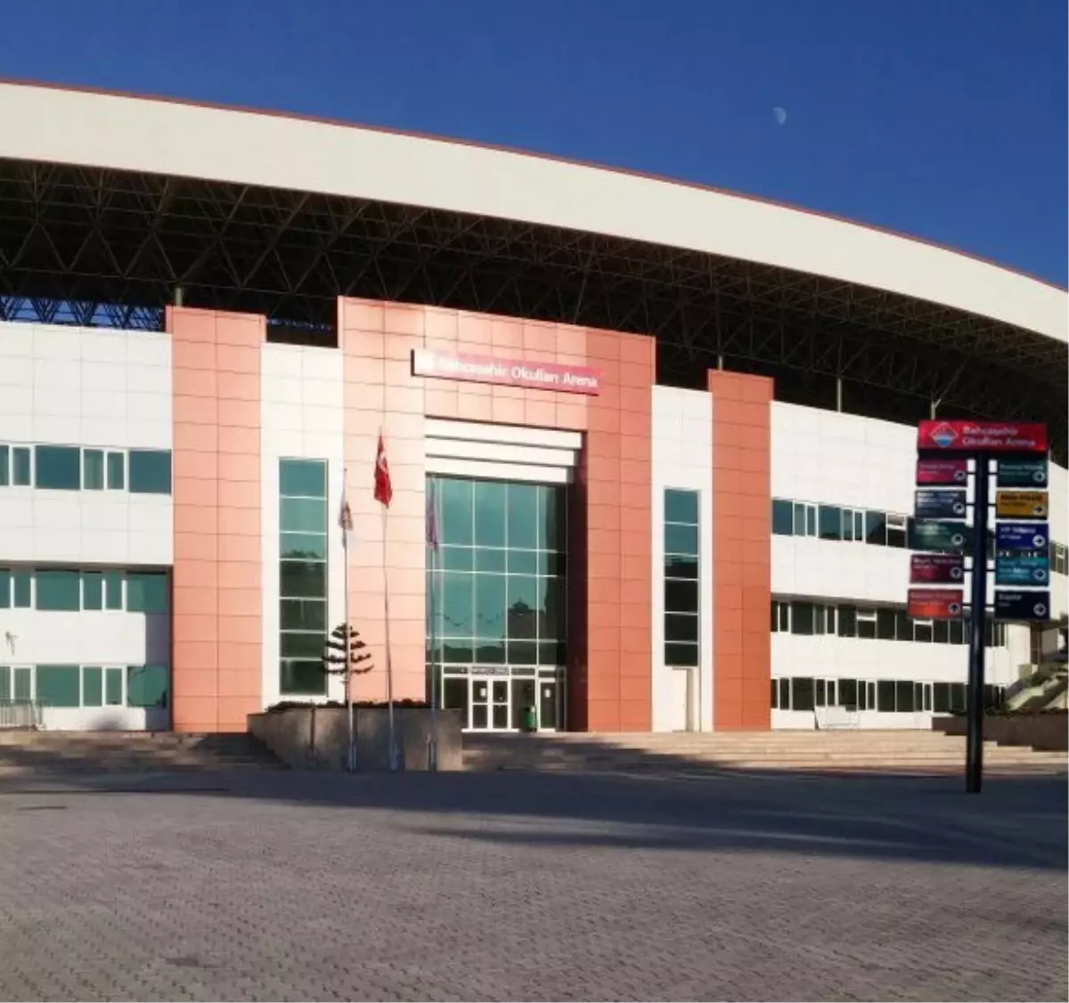 Alanya Oba Stadı\'nın Adı \'Bahçeşehir Okulları Arena\' Oldu