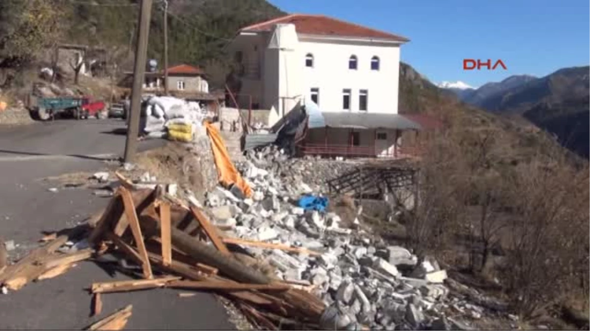 Antalya Fırtına Seraları Yıktı, Ağaçları Devirdi