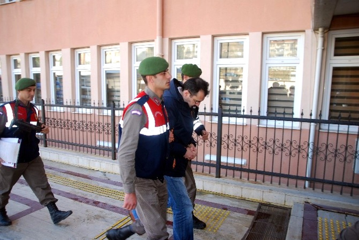 Aranan Şüpheli Kahvede Otururken Yakalandı