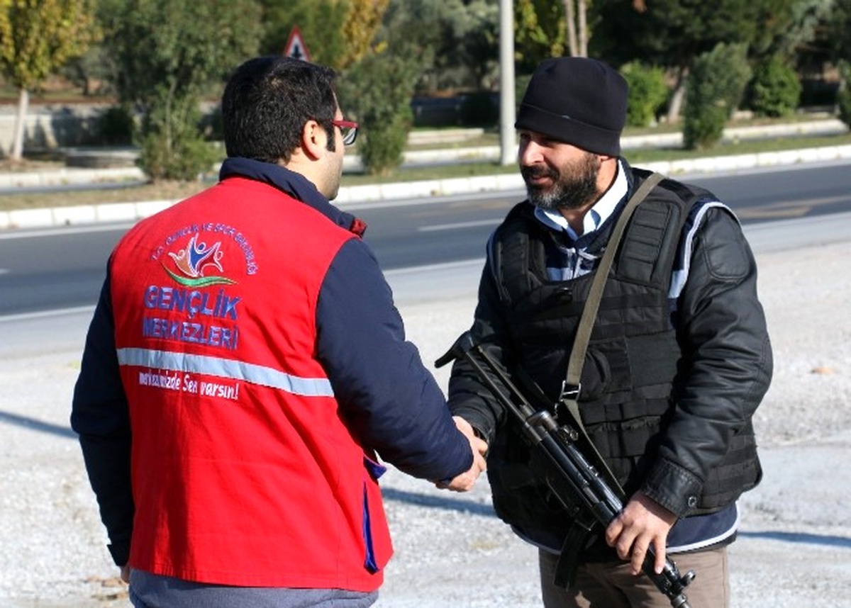 Aydın Gençlik Merkezi\'nden Soğukta Nöbet Tutan Polislere Sıcak Destek