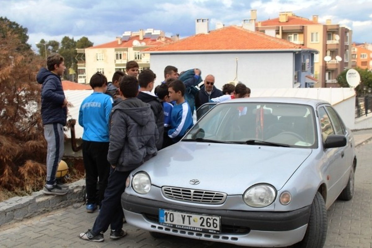Ayvalık\'ta Sporcu Çocuklardan Polise Taziye Ziyareti