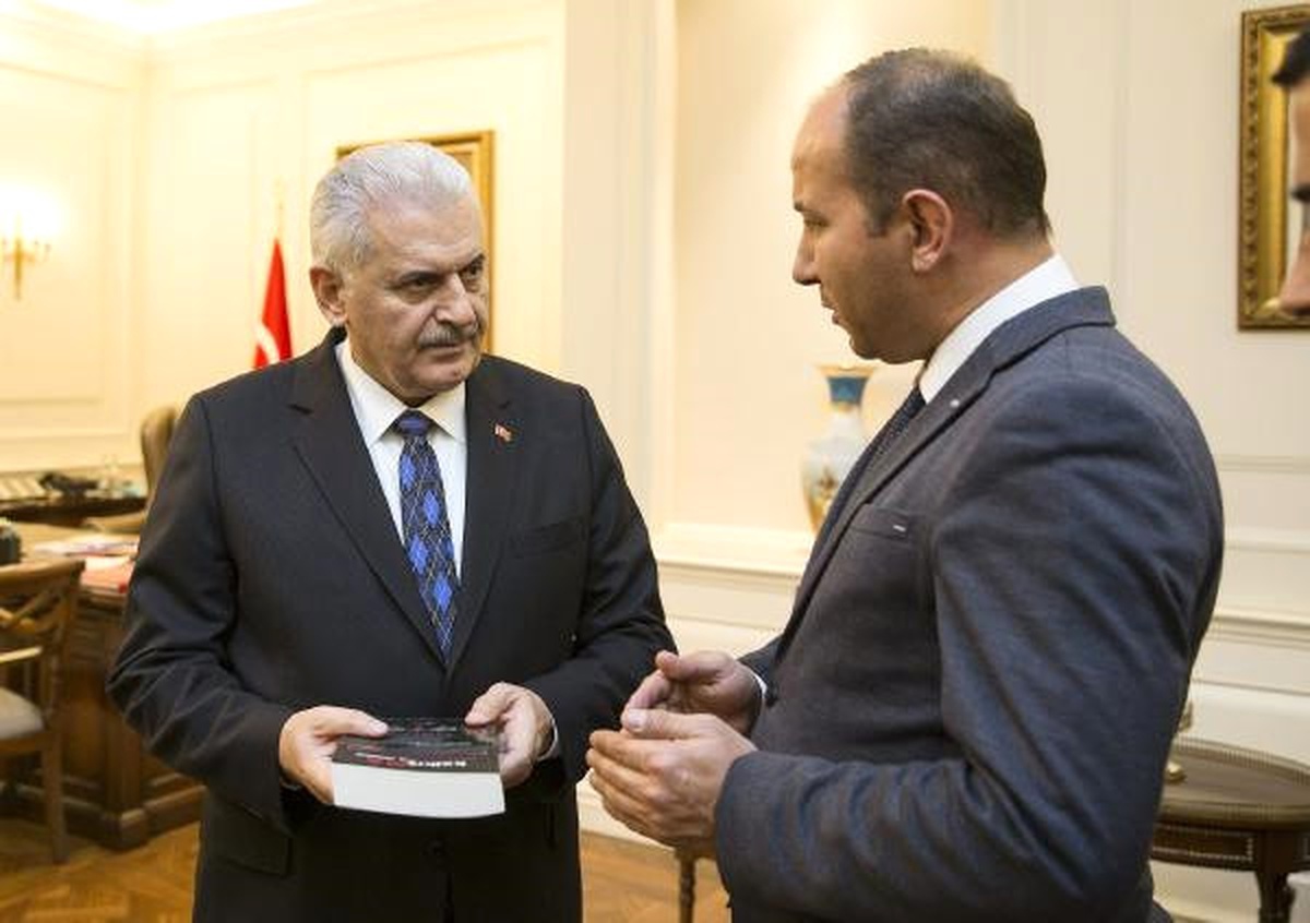 Başbakan Yıldırım\'a Haber Kameramanları Derneği\'nden 15 Temmuz Kitabı