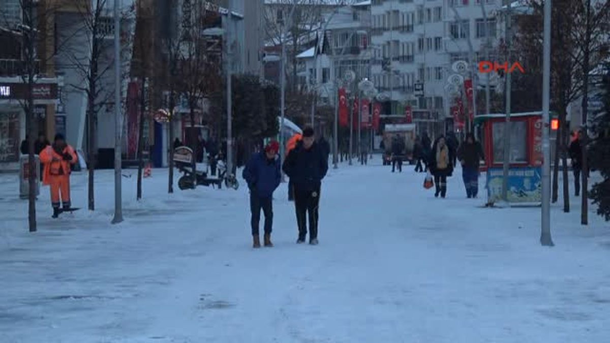 Bolu Dağı\'nda Kar Ulaşımı Yavaşlattı