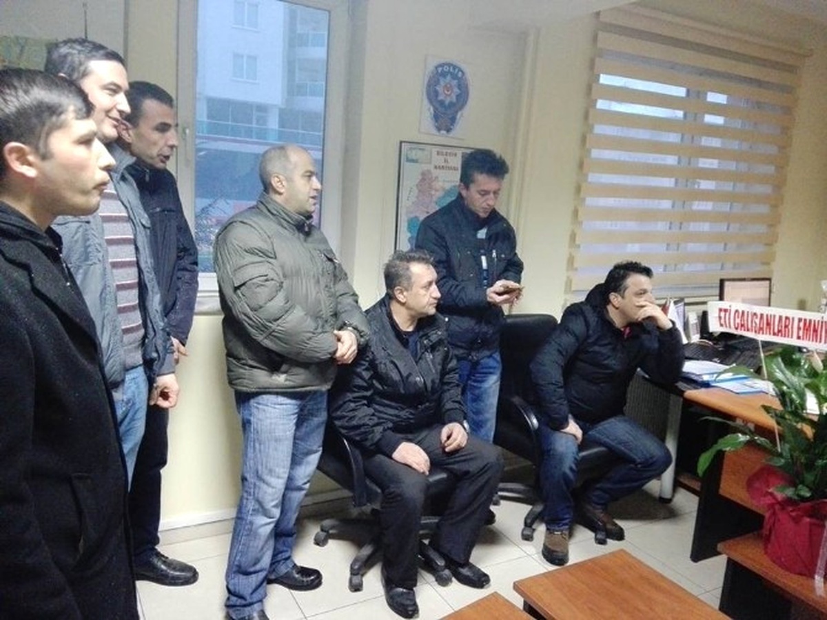 Bozüyük\'te Fabrika Çalışanları ve Öğrencilerden Polislere Ziyaret