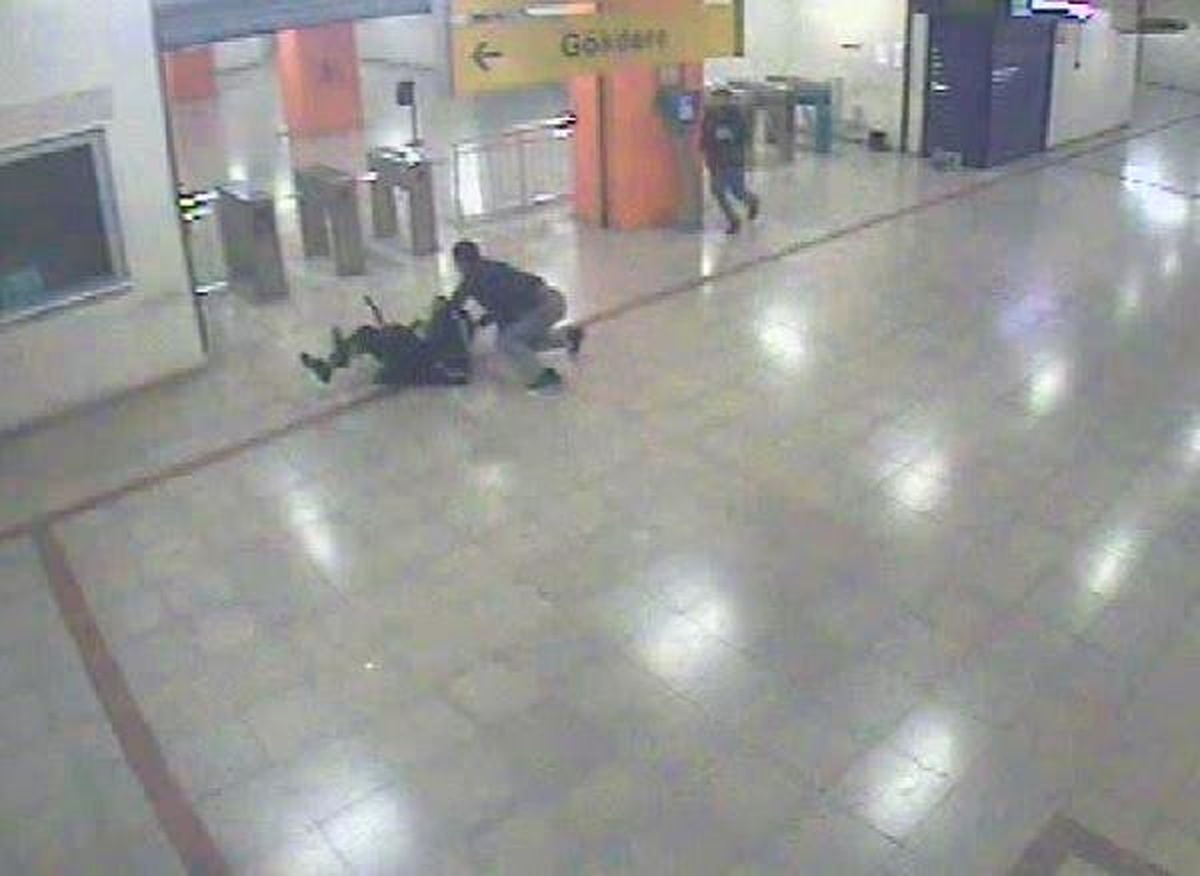 Bursaray\'da Güvenlikçiye Dayak Kameraya Yansıdı