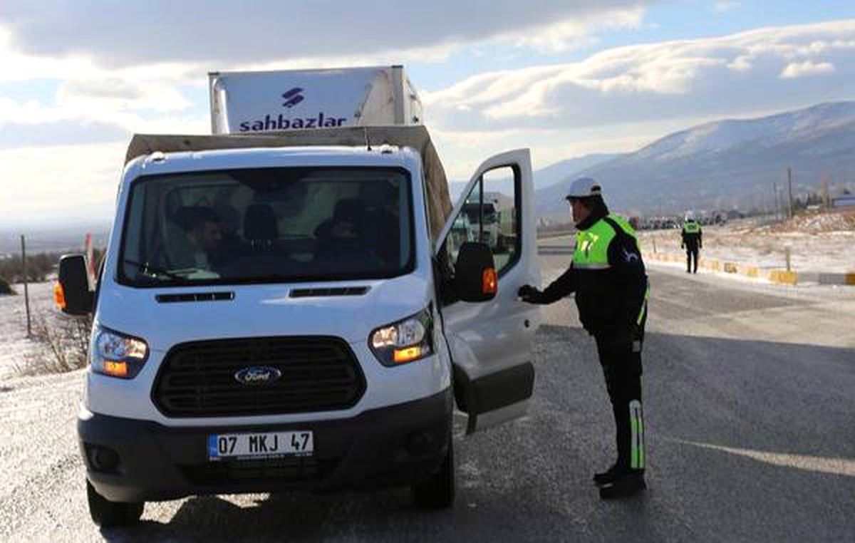 Buzlanan Yolda Tır Kuyruğu Oluştu