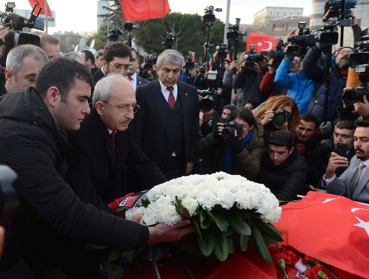 CHP Lideri Kılıçdaroğlu Patlamanın Olduğu Yere Karanfil Bıraktı