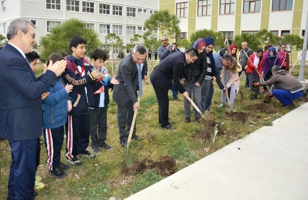 Çomü\'de 44 Şehit İçin 44 Gül Dikildi