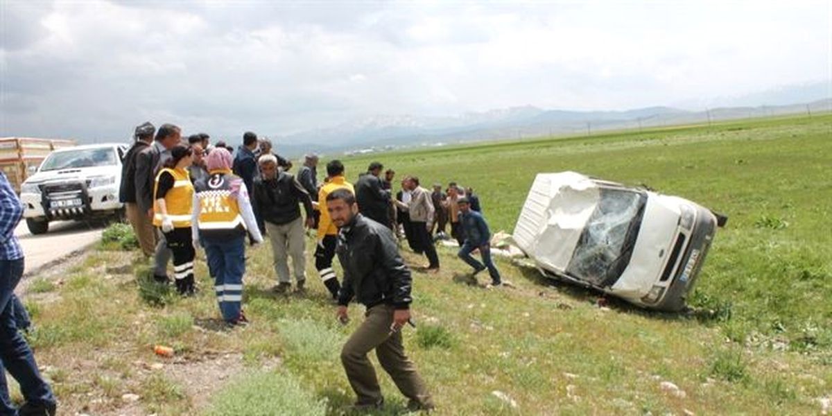 Çorum\'da Minibüs Devrildi: 6 Yaralı