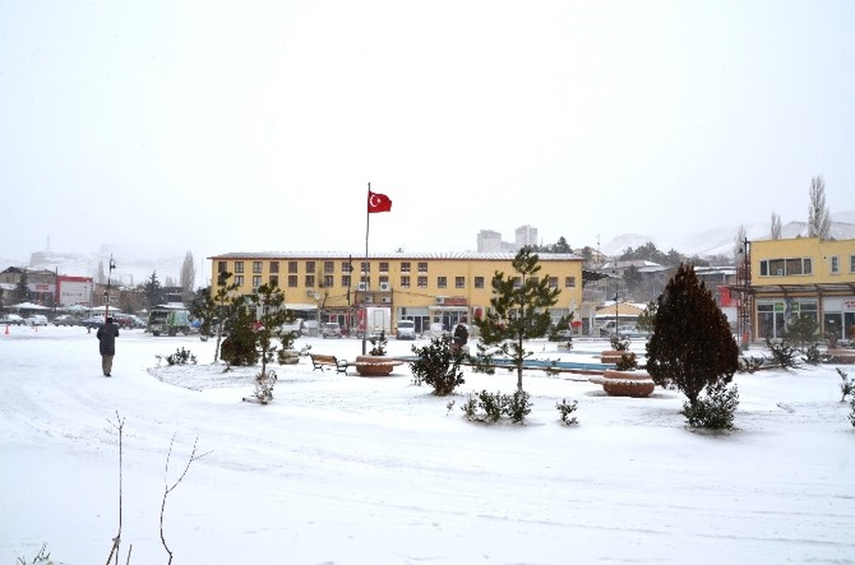 Darende\'de Kar Yağışı Hayatı Olumsuz Etkiliyor