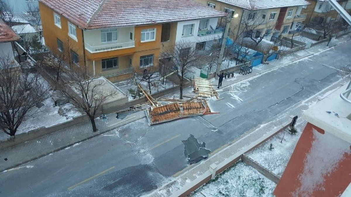 Develi\'de Şiddetli Rüzgar Çatı Uçurdu