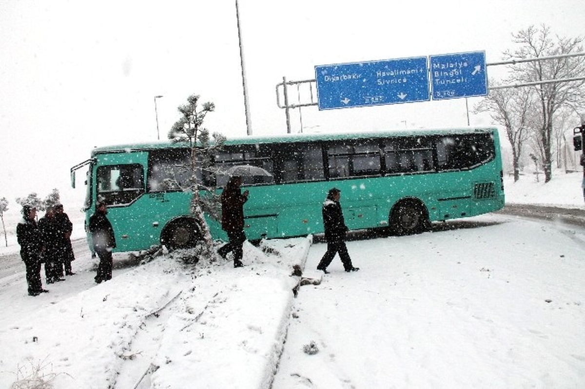 Elazığ\'da Kar Etkili Oldu, 381 Köy Yolu Kapandı