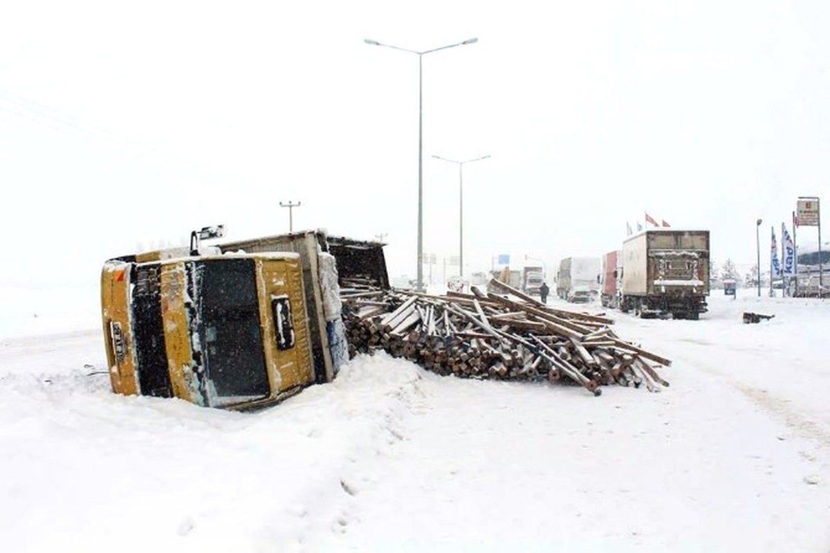 Erzurum-Ağrı Karayolu Yoğun Kar Yağışı Sebebiyle Trafiğe Kapatıldı