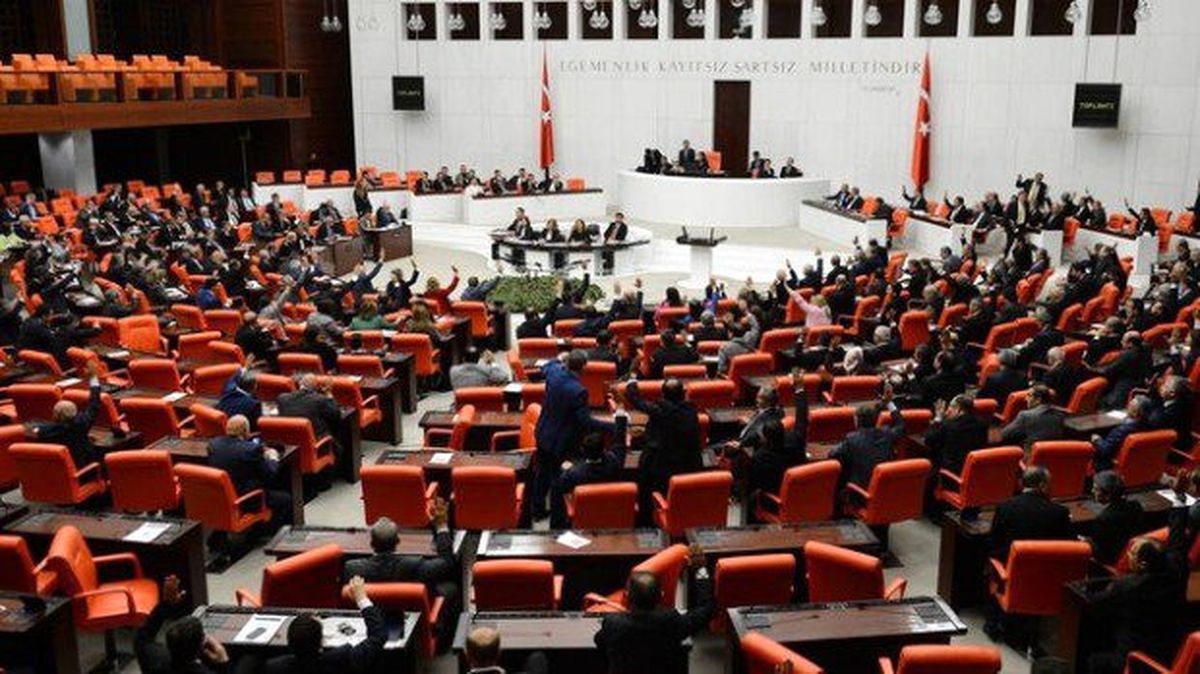 Meclis Başkanı İstedi, Genel Kurulda Tutuklu HDP\'li Vekillerin Fotoğrafları Kaldırıldı