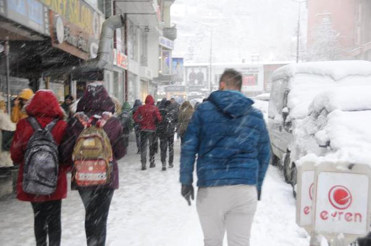 Hakkari\'de Kar Etkili Oluyor (2)