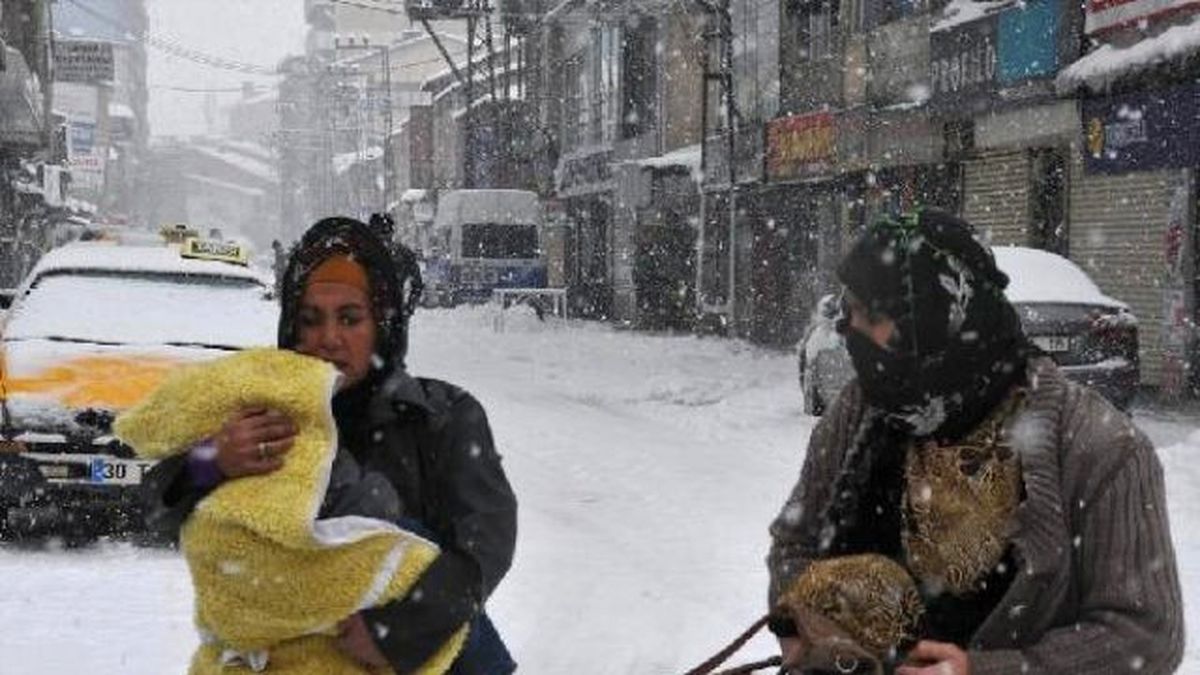 Hakkari\'de Kar Etkili Oluyor(3)