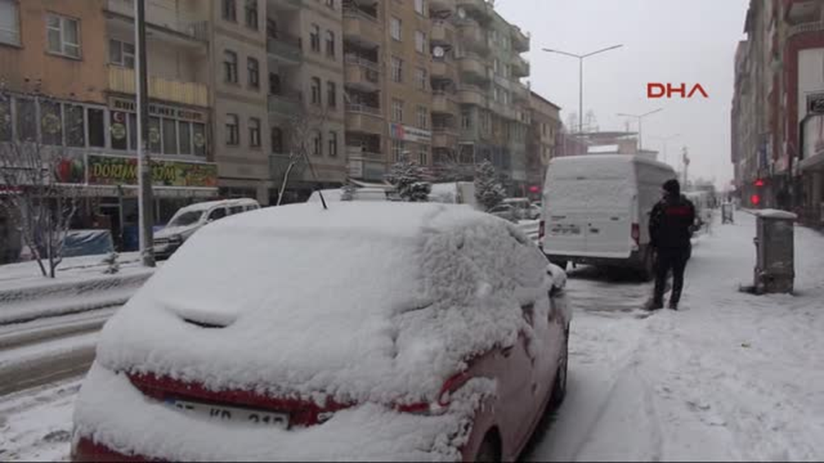 Hakkari\'de Kar Etkili Oluyor