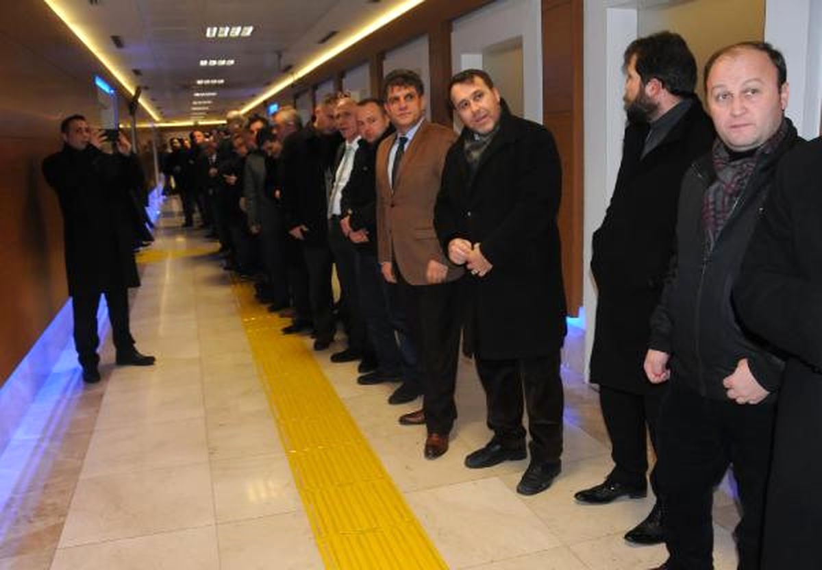 İçişleri Bakanı Süleyman Soylu, Akyazı Stadı\'nda İncelemelerde Bulundu