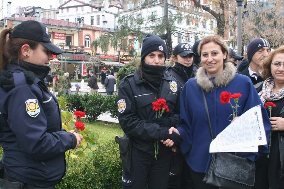 İstanbul\'daki Terör Saldırısı Trabzon\'da Protesto Edildi
