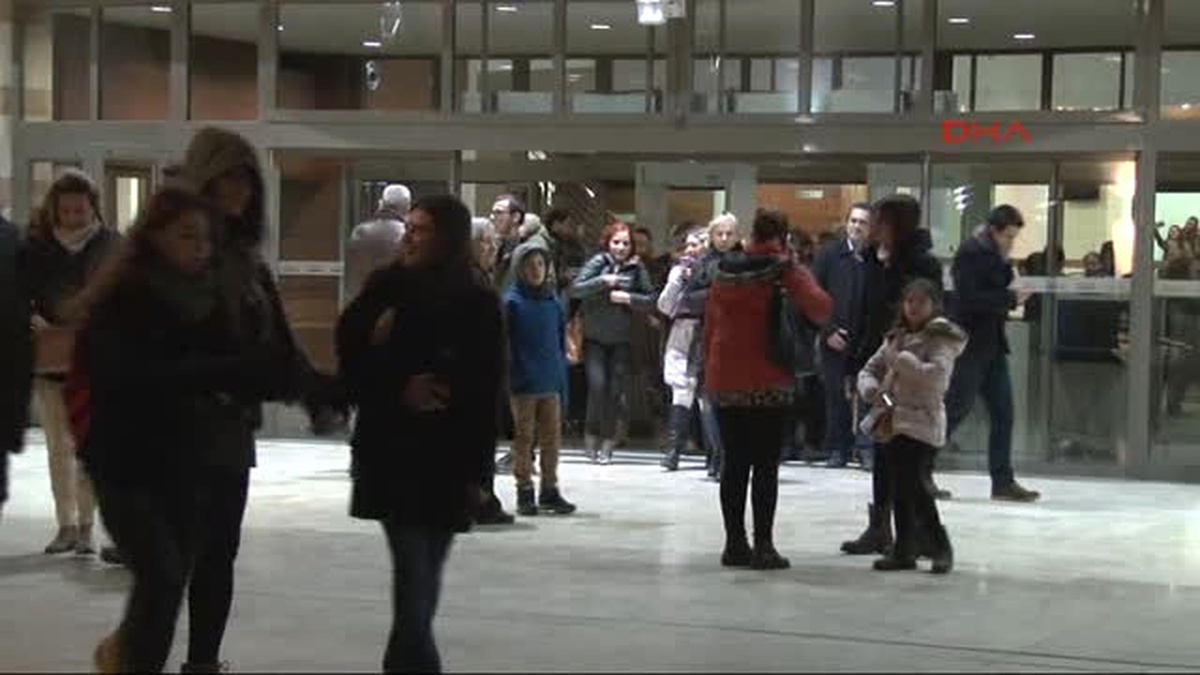 Izmir Fazıl Say\'ın Konser Verdiği Sanat Merkezi Önüne Satırla Gelen Kişi Gözaltına Alındı Ek...