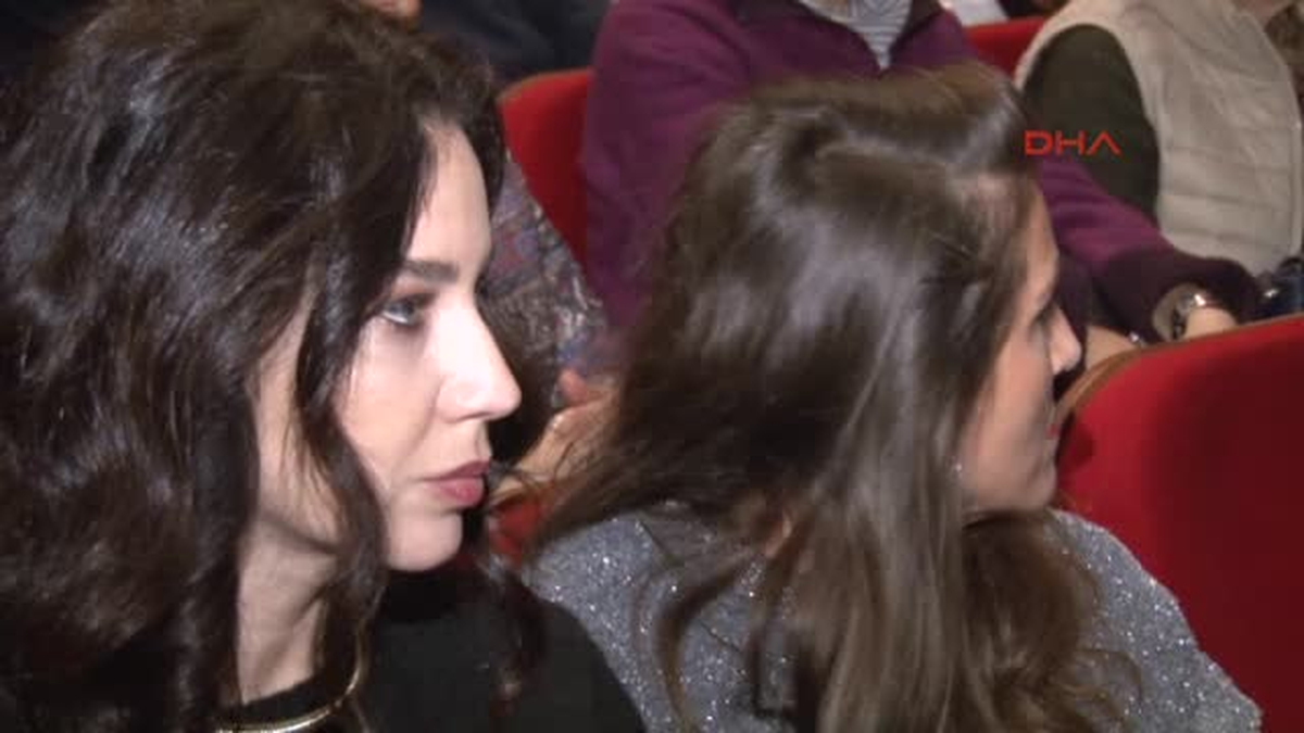 Izmir Konsere Satırla Gelen Kişi Gözaltına Alındı Ek Konserden Görüntülerle