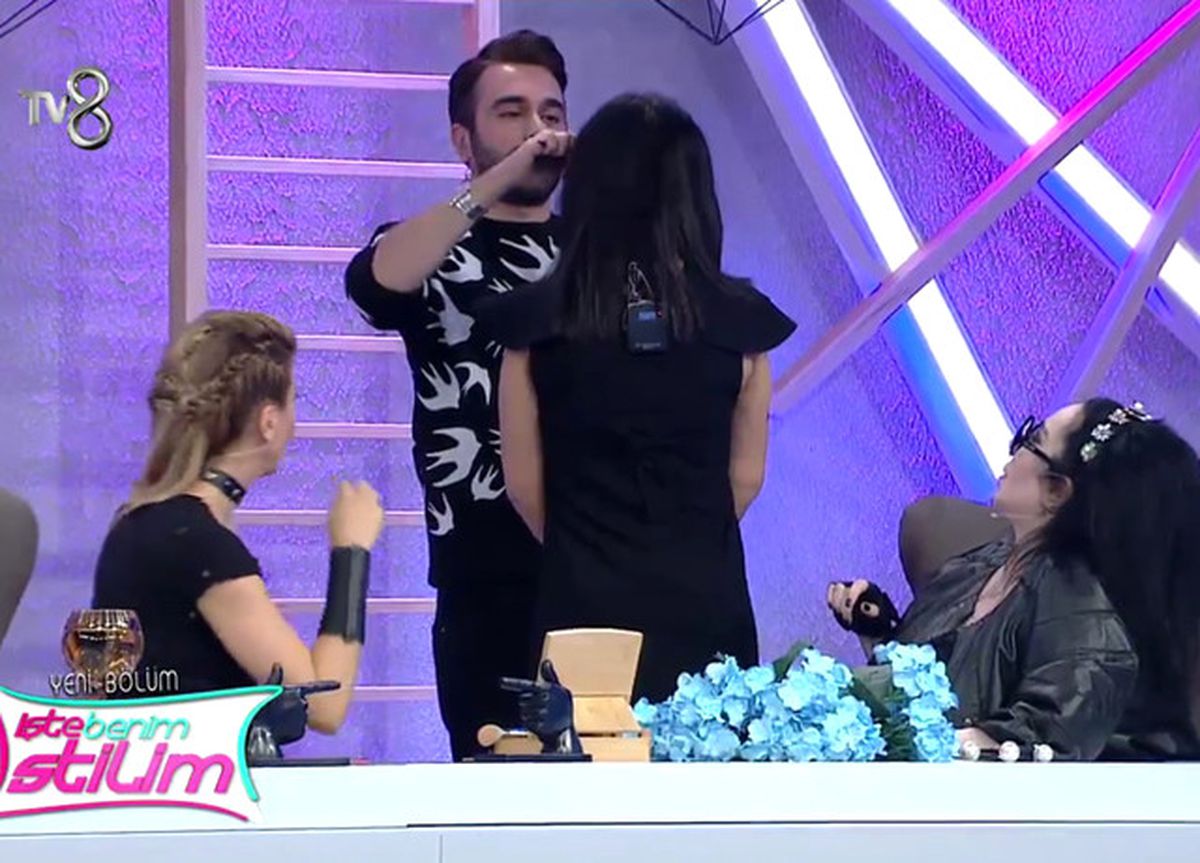 Jüri El Birliğiyle Saçlarını Kesti!