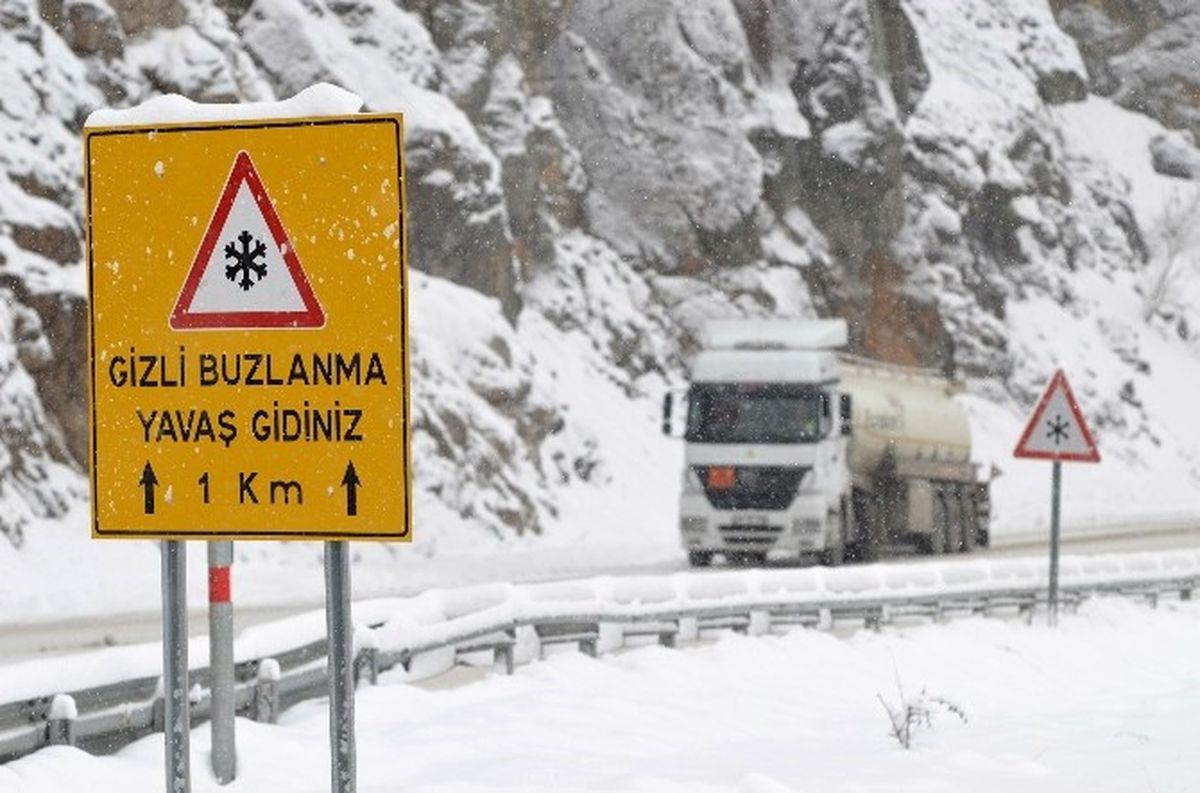 Kar ve Buzlu Yollar Zigana Dağı ve Geçidi\'nde Sürücülere Zor Anlar Yaşatıyor