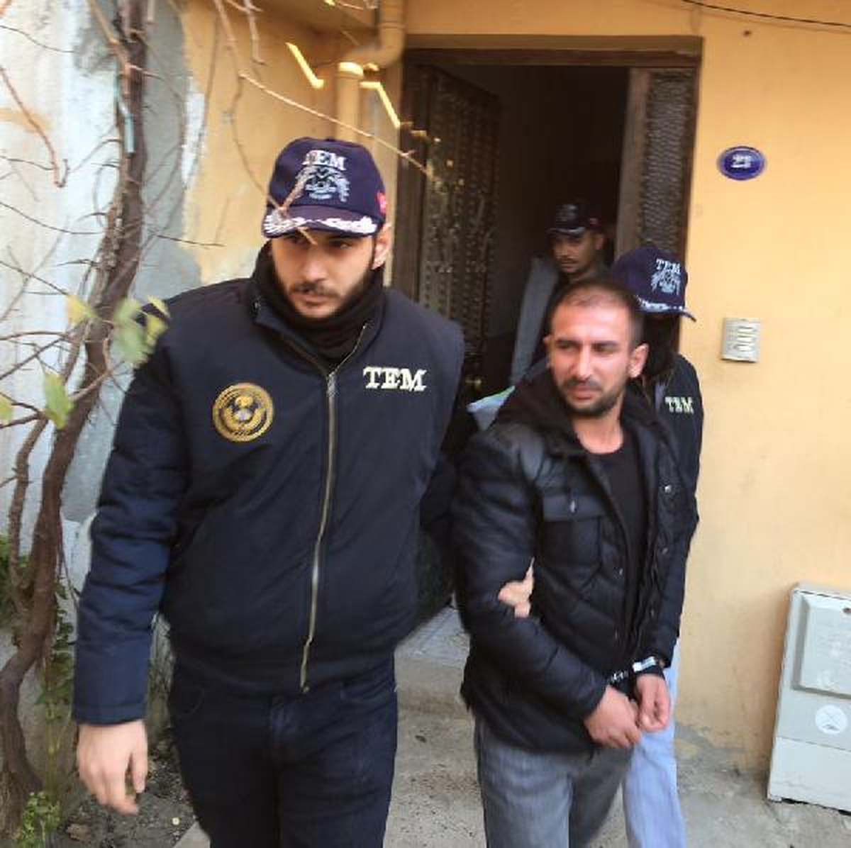 Karabağlar\'daki AK Parti Binası Önündeki Polislere Ateş Açan PKK\'lı Terörist Yakalandı