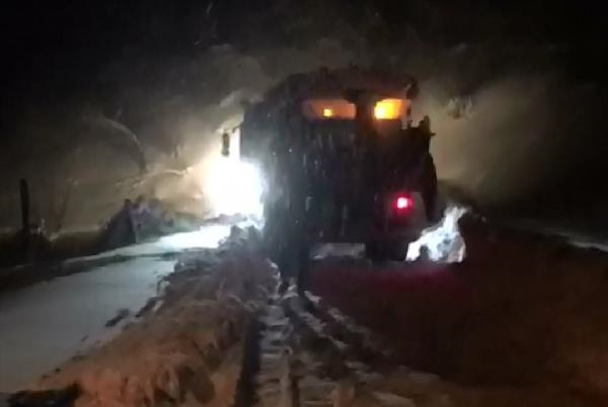 Karla Kaplı Yayla Yolu İş Makinasıyla Açıldı ve Hastaya Ulaşıldı