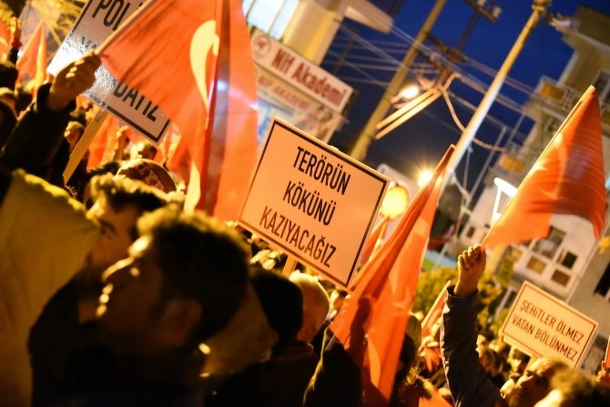Kemalpaşa\'da Onlarca Kişi Teröre Lanet Yağdırdı