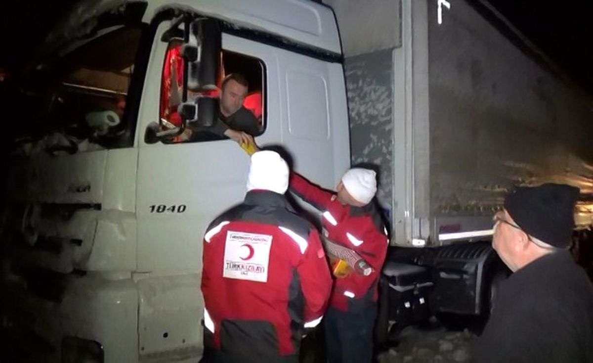 Kızılay Yolda Kalanlara Sıcak Çay İkram Etti