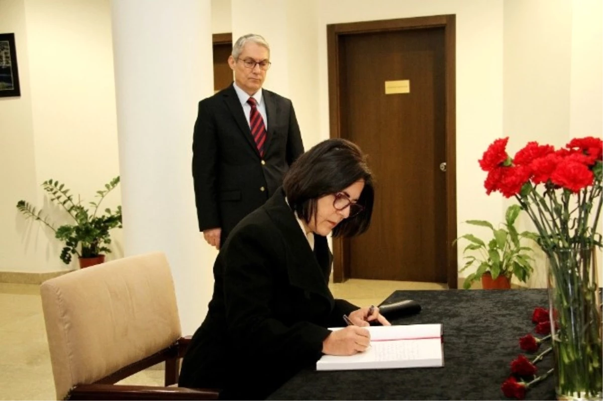 KKTC Meclis Başkanı Siber, Taziye Defterini İmzaladı