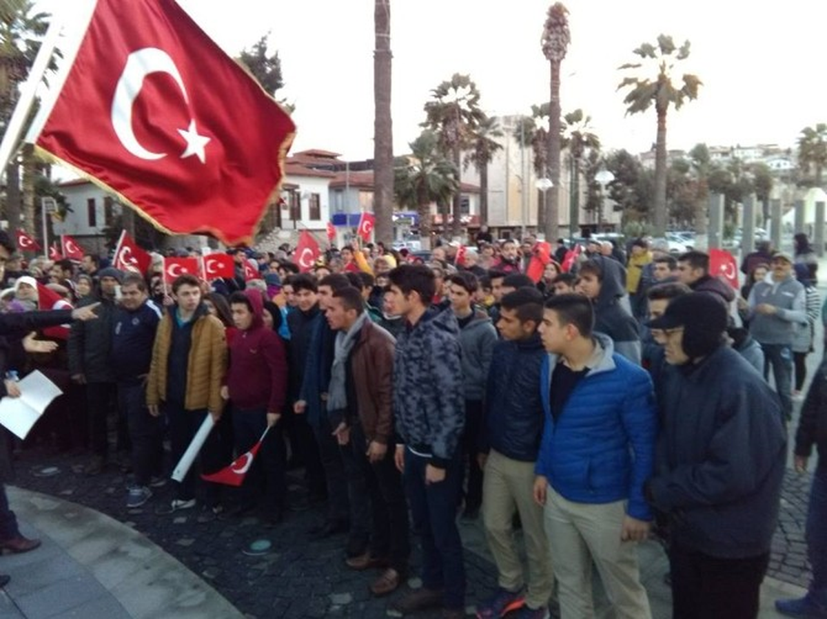 Kuşadası\'nda Terörü Kınama Yürüyüşünde Tartışma