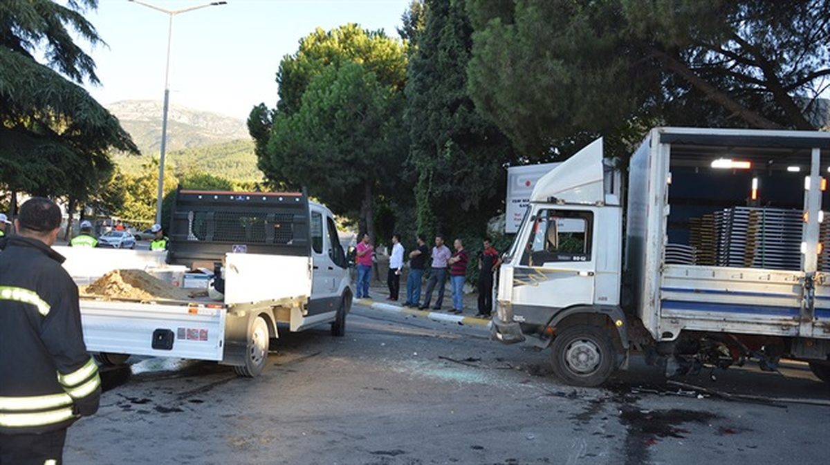 Manisa\'da Zincirleme Trafik Kazası: 9 Yaralı