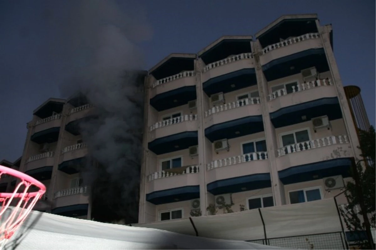 Marmaris\'te Boş Otelde Yangın Çıktı