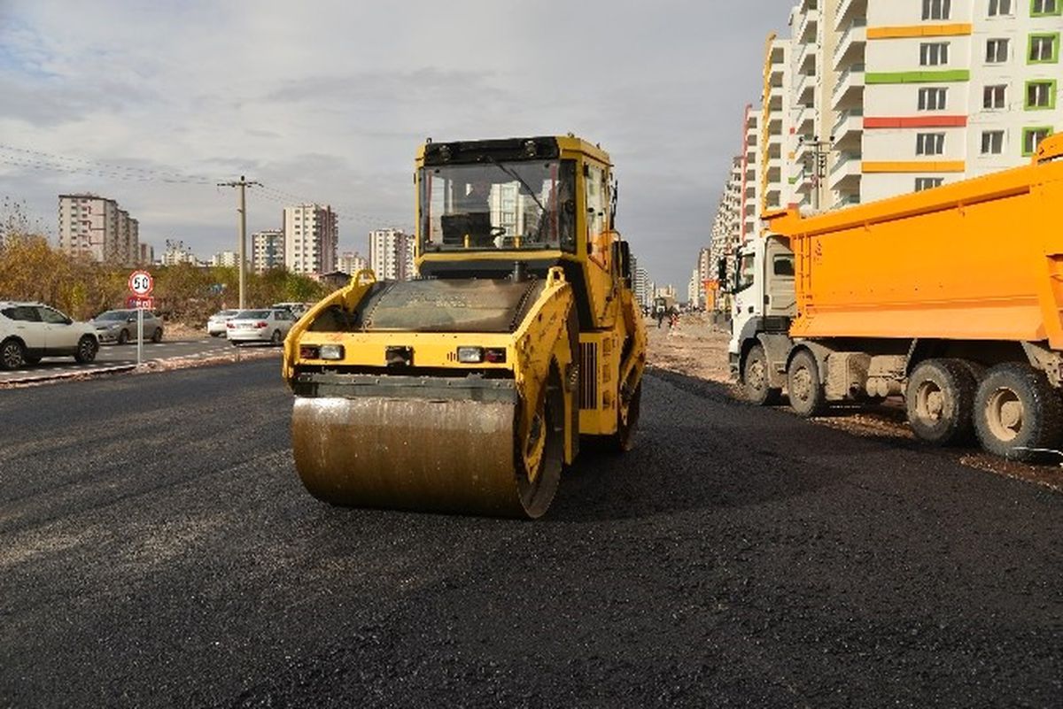 Nazım Hikmet Caddesi\'nde Asfalt Çalışması Devam Ediyor