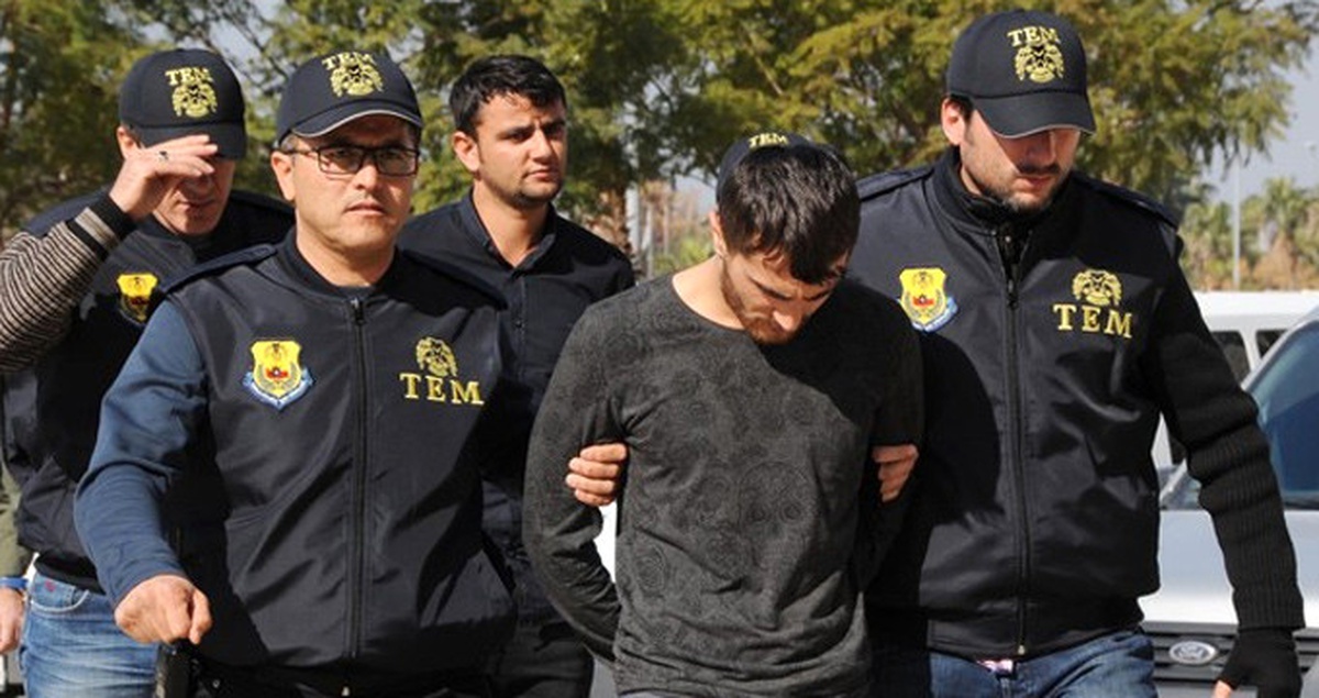 PKK\'lı Terörist Üzerinde Bombalarla Elini Kolunu Sallayarak AVM\'ye Girmiş