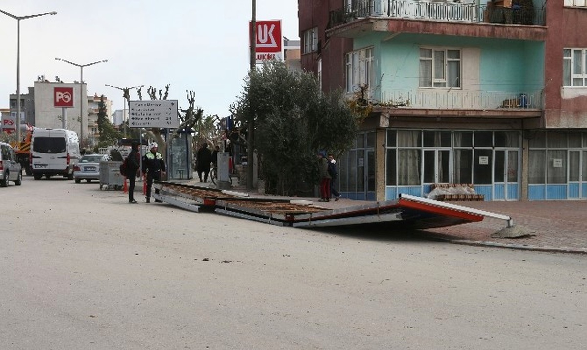 Reklam Panosu Rüzgarın Etkisiyle 2 Öğrencinin Üzerine Düştü