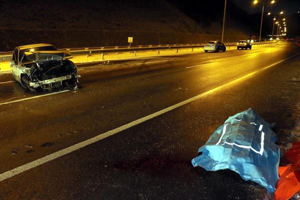 Samsun\'da Otomobil Bariyerlere Çarptı: 1 Ölü, 1 Yaralı