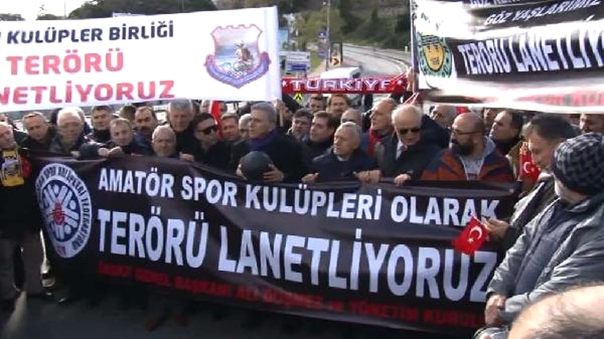 Savcılar Şehitler Tepesi\'ne Karanfil Bıraktı