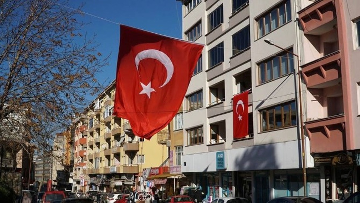 Şehit Kızı, Babası İçin Caddeye Türk Bayrağı Astırdı
