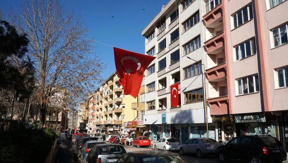 Şehit Polisin Kızı İstedi, Caddeye Dev Türk Bayrağı Asıldı
