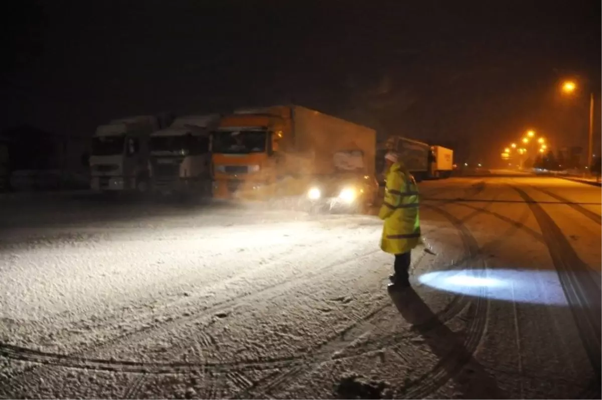 Seydişehir\'de Trafiğe Kar Engeli