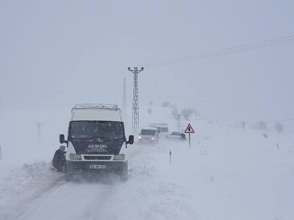 Sincik\'te Karda Mahsur Kalan Araçlar Kurtarıldı