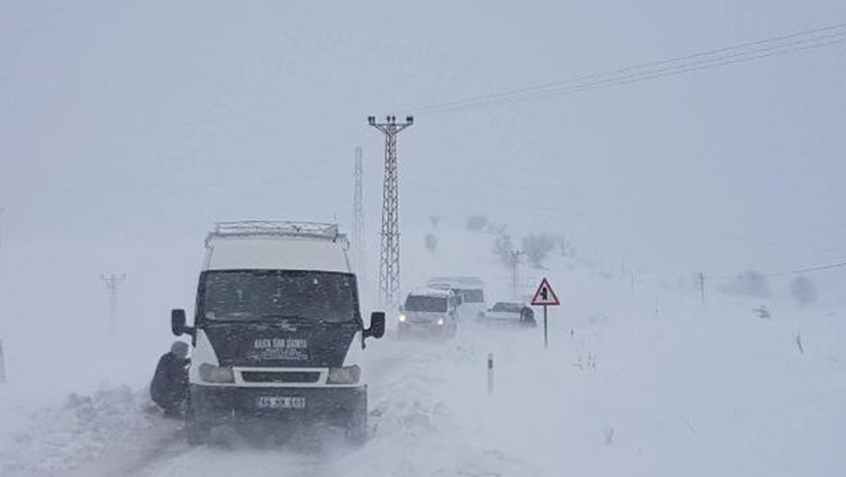 Sincik\'te Karda Mahsur Kalan Araçlar Kurtarıldı