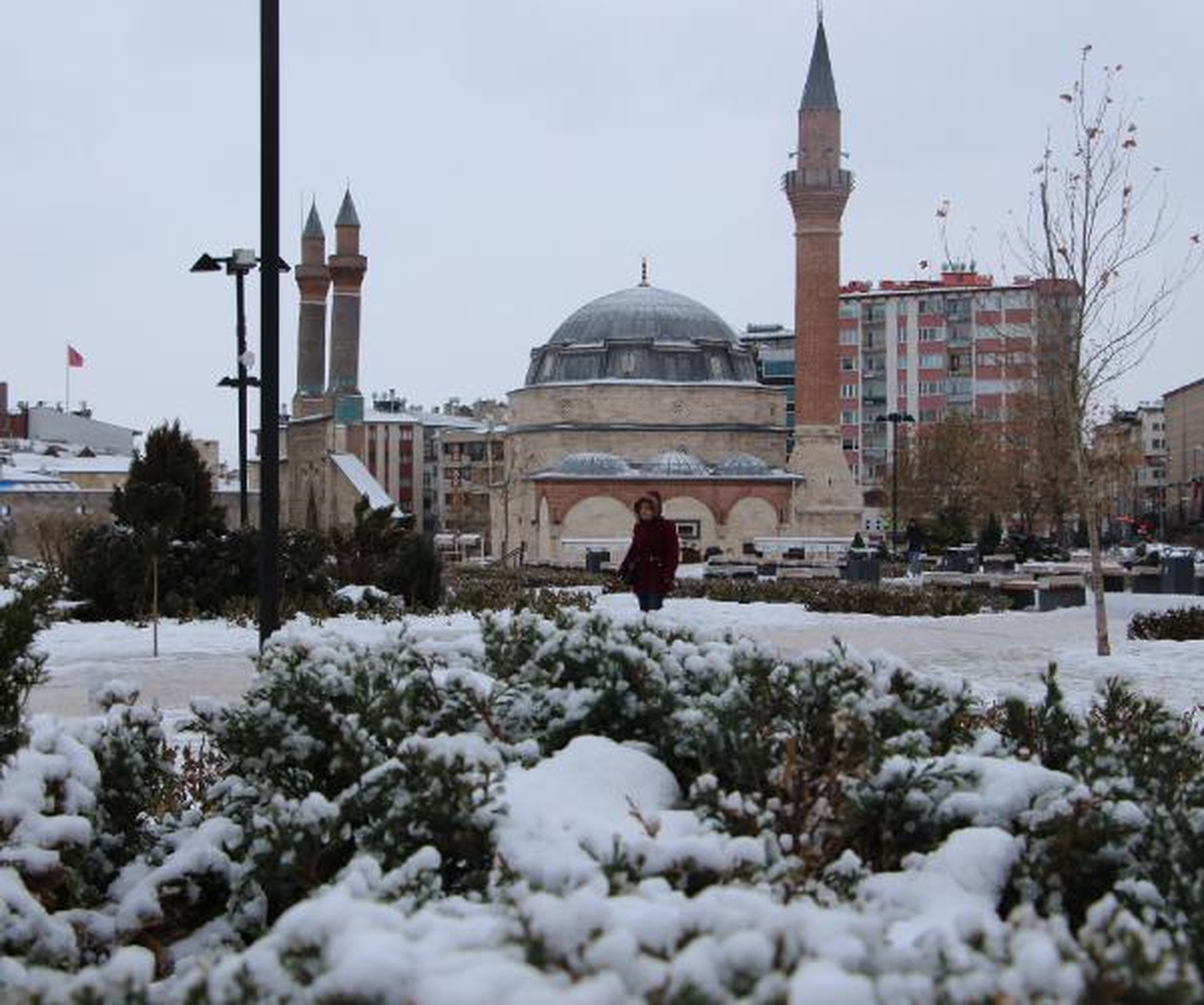 Sivas\'ta 714 Köy Yolu Ulaşıma Kapandı