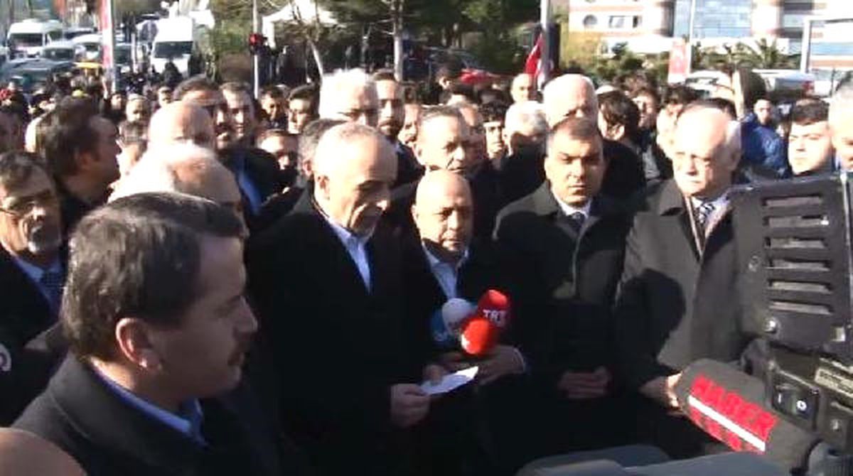 Stk\'lar, Sendikalar ve Meslek Örgütleri Temsilcileri Şehitler Tepesi\'ne Gelerek Karanfil Bıraktı