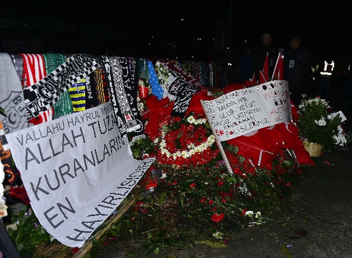 Tolga Zengin ve Olcay Şahan, Şehitler Tepesi\'ne Çelenk Bıraktı
